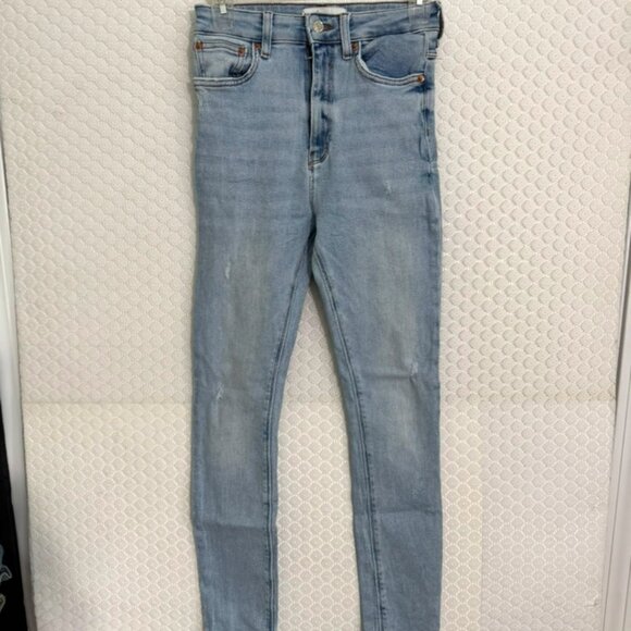 Zara Women's Light Wash Blue Denim 5 Pocket Jeans Size - Raw Edge- Size 4 EUC - Picture 1 of 5